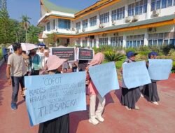 Ratusan Guru Honorer Demo di Kantor Bupati Langkat, Desak Putusan PTUN Dilaksanakan