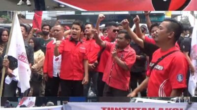 Ratusan kader militan PDI Perjuangan bersama warga simpatisan menggelar aksi damai di depan Tiara Convention Hall Medan, Sabtu (27/10/2024), saat berlangsungnya Rakercabsus DPC PDIP Medan.